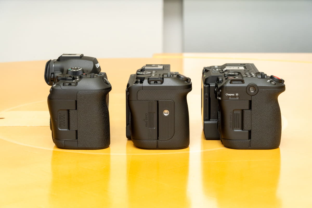 左からEOS R6 Mark III、EOS R6 V、EOS C50。C50もサイドに三脚穴はあるが、R6 Vは縦位置撮影しやすい中央付近に三脚穴が付いている