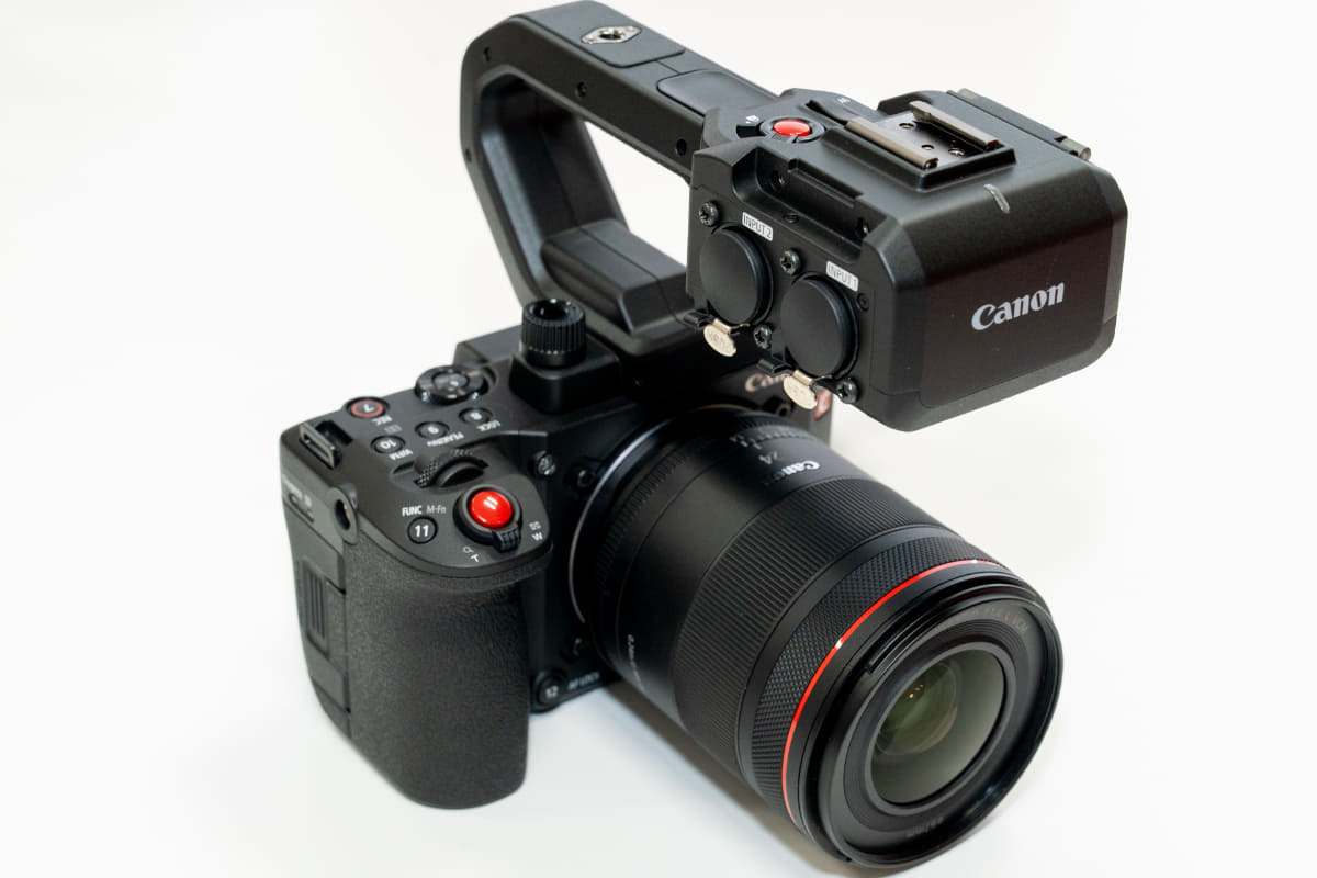 EOS C50。CINEMA EOSで最小・最軽量のサイズ感。付属の多機能XLRハンドルにマイクを直接接続できる