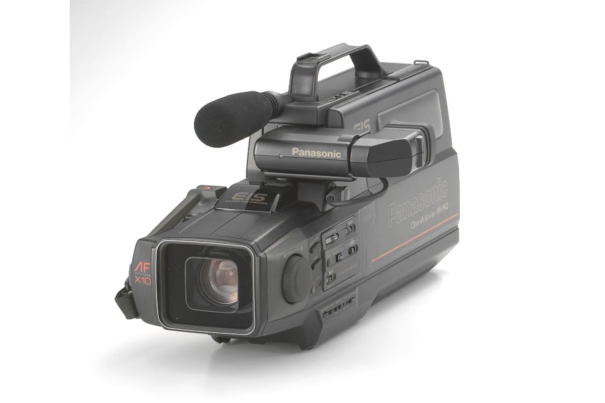 世界初の手ブレ補正搭載ビデオカメラ「PV-460」