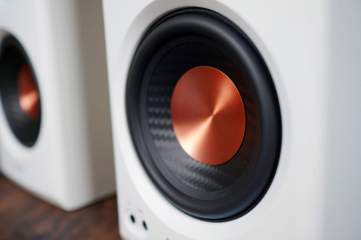 中低音ドライバは若干サイズアップした