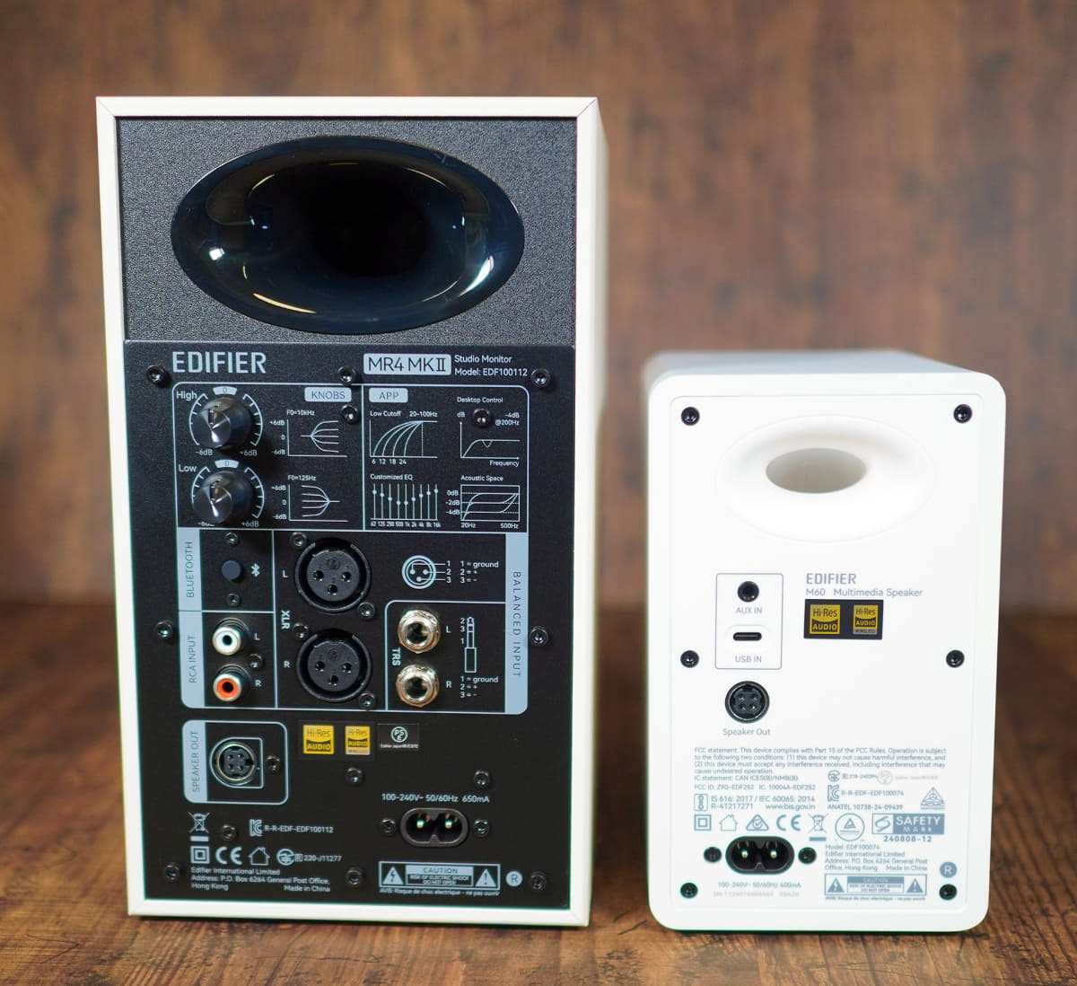 背面端子の比較。 MR4M2(左)のほうが圧倒的にアナログ端子が多い