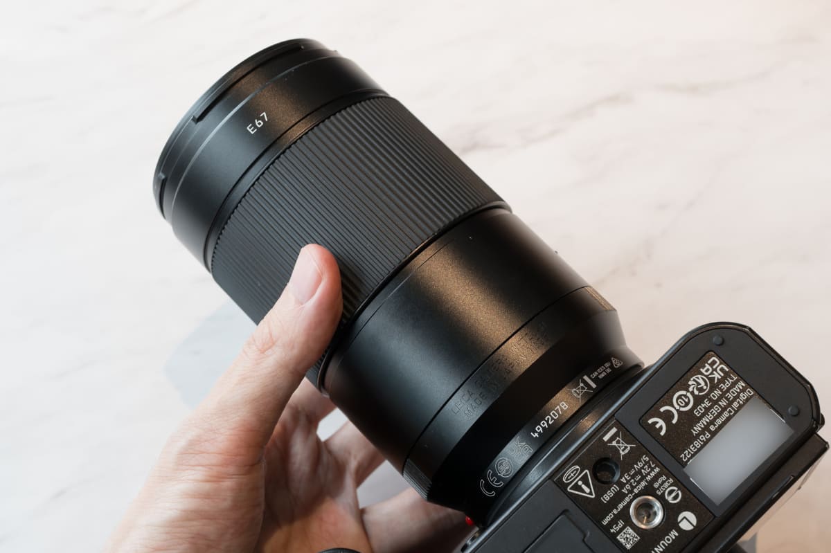 本格的なマクロレンズらしく全長は長いが、フィルター径は67mmで「ライカ ズミルックスSL f1.4/50 ASPH.」と同じ