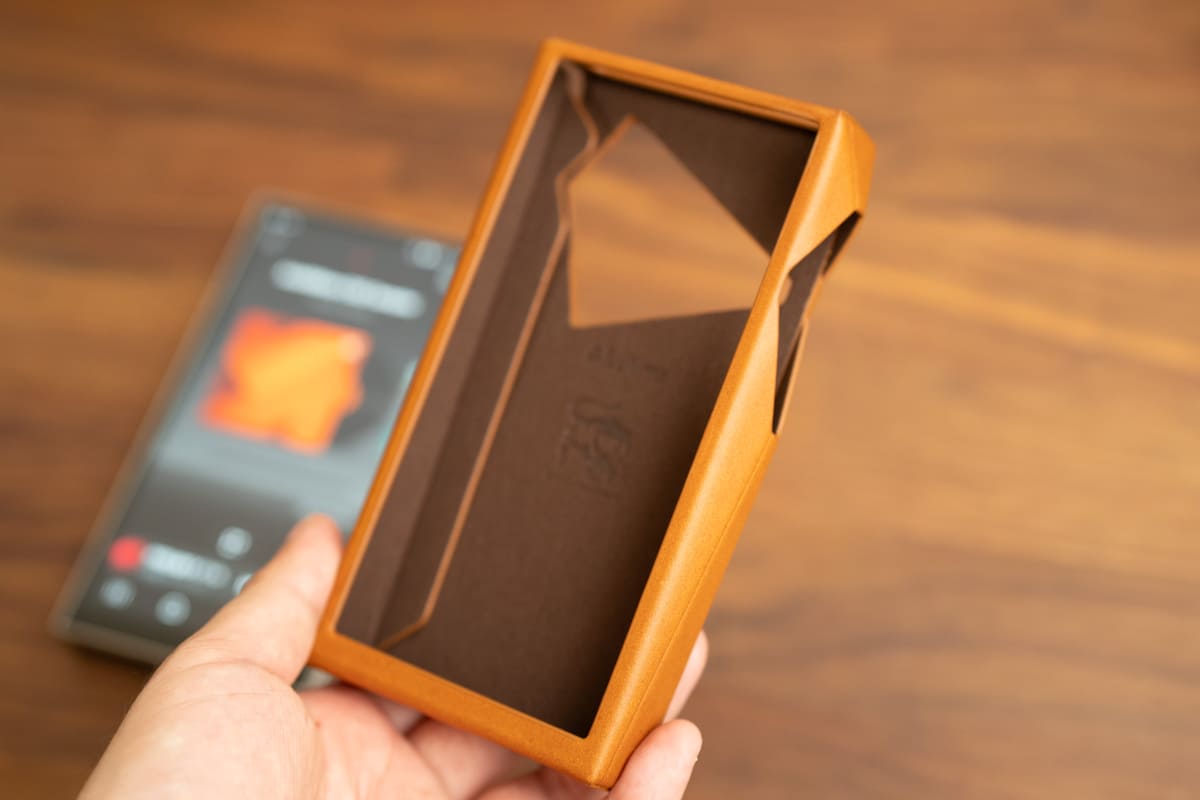 付属のケースはイタリアの名門タナリー、バダラッシ・カルロの『ミネルバ（MINERVA）』レザーを採用。ケースに入れた状態で、背面の真空管のLEDが見えるようになっている
