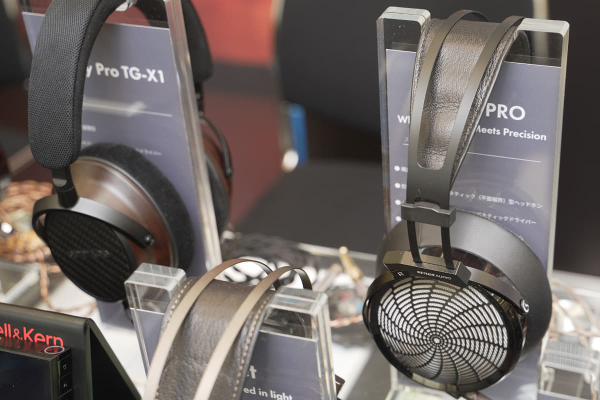 左からSENDY AUDIOの「Sendy Pro TG-X1」と「Apollo PRO」