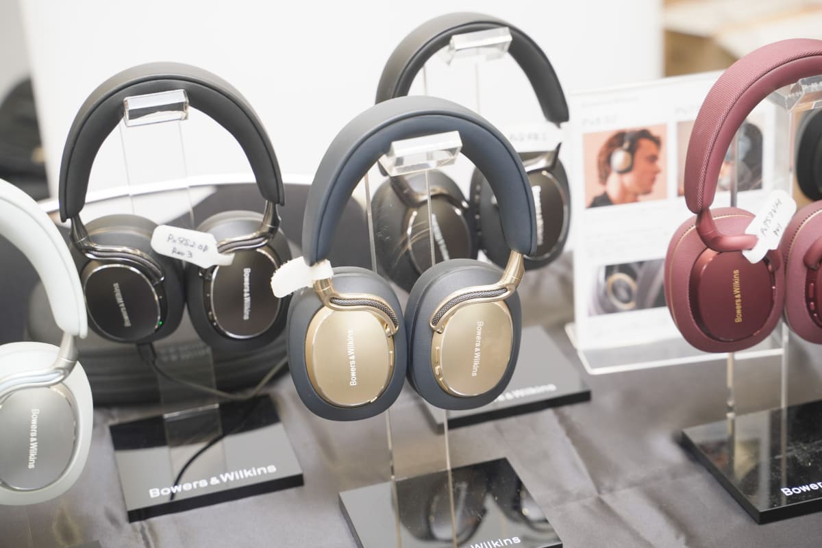 ディーアンドエムのブースでは、Bowers & Wilkinsの人気ヘッドフォン、イヤフォンなどを展示するほか、デノンのレコープレーヤー「DP-500BT」も登場。レコードのサウンドを、ヘッドフォンで楽しむこともできる