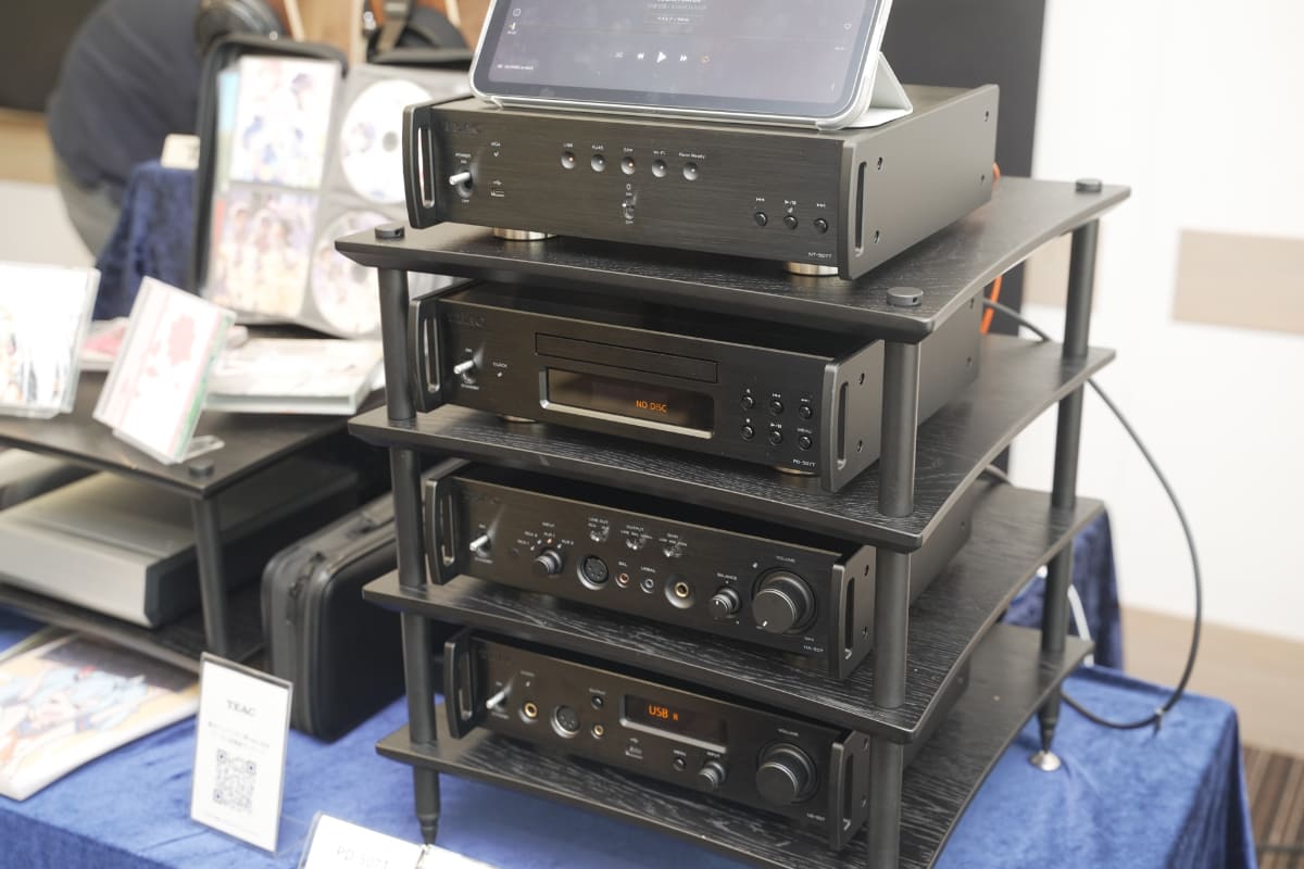 ティアックのブースでは、Reference 500シリーズのラインナップが一気に登場。CDトランスポートの「PD-507T」なども用意され、「AIR」や「Angel Beats」など、筆者を含めた特定の年代の来場者がグッときそうなサントラCDで試聴する事も可能
