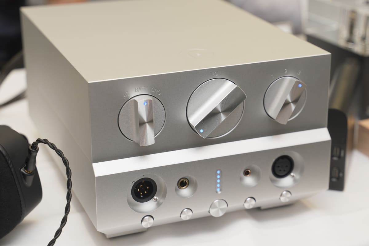 米Woo Audioのブースでは「WA12 Zircon」というヘッドフォンアンプを展示。予価税別210万円。同社は管球アンプで高い評価を受け、フルバランス構成にもこだわった最上位ヘッドフォンアンプ「WA33」なども手掛けている。WA12 Zirconは、完全バランス、クラスA、ゼロフィードバックが特徴で、リチウムイオン充電池も搭載。内蔵バッテリーを使うことで、糧用電源からのノイズ混入を防ぎ、16時間の連続動作が可能。ブースでは「WA33」の第二世代モデルも展示。従来型のヘッドフォンだけでなく、RAAL「Magna」や「Immanis」といった“トゥルーリボン”ヘッドフォン向けに開発したTR出力を備えているのが特徴