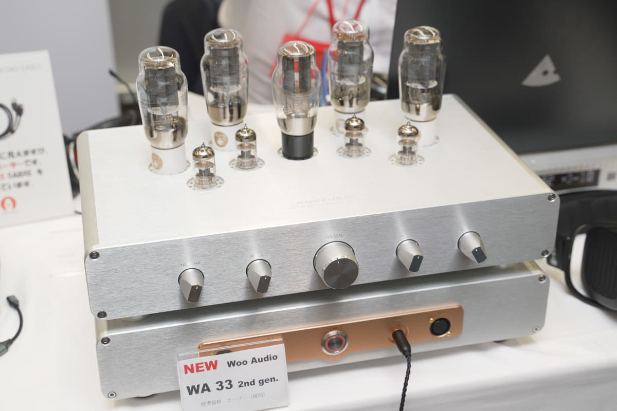 米Woo Audioのブースでは「WA12 Zircon」というヘッドフォンアンプを展示。予価税別210万円。同社は管球アンプで高い評価を受け、フルバランス構成にもこだわった最上位ヘッドフォンアンプ「WA33」なども手掛けている。WA12 Zirconは、完全バランス、クラスA、ゼロフィードバックが特徴で、リチウムイオン充電池も搭載。内蔵バッテリーを使うことで、糧用電源からのノイズ混入を防ぎ、16時間の連続動作が可能。ブースでは「WA33」の第二世代モデルも展示。従来型のヘッドフォンだけでなく、RAAL「Magna」や「Immanis」といった“トゥルーリボン”ヘッドフォン向けに開発したTR出力を備えているのが特徴