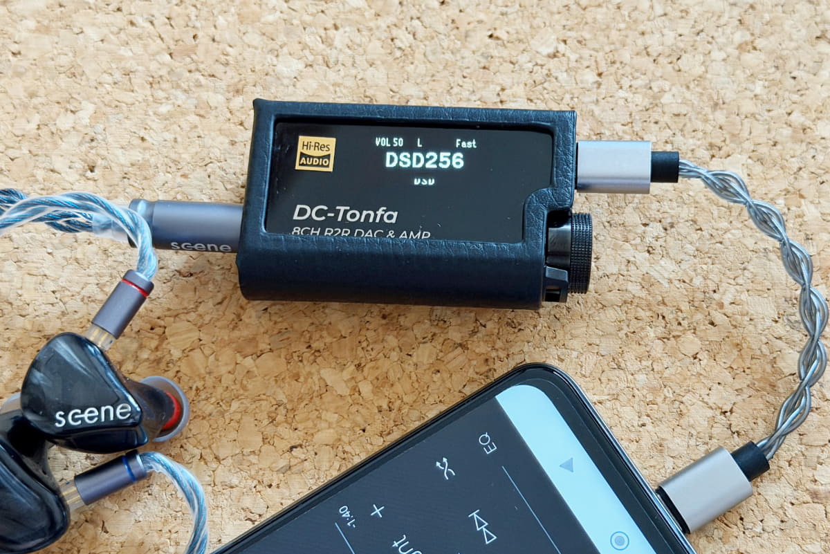 OLEDディスプレイ搭載、再生中のサンプリングレート情報を確認できる