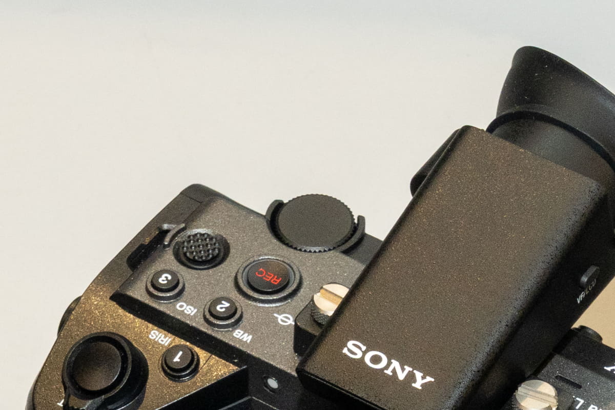 RECボタンの奥にある大きめのダイヤルがマルチファンクションダイヤル