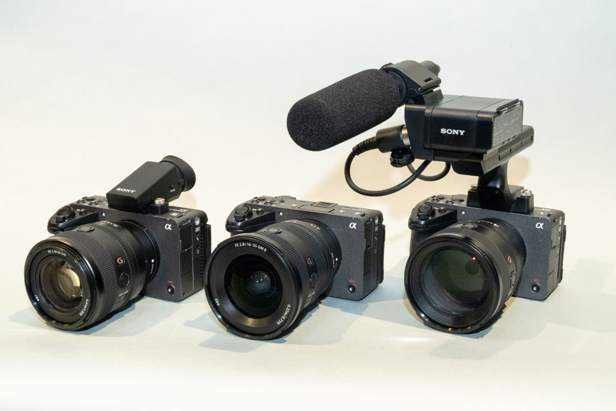 FX5。左がビューファインダー「DVF-EL1」を装着したもの、右がXLRハンドルユニット「XLR-H2」を装着したもの