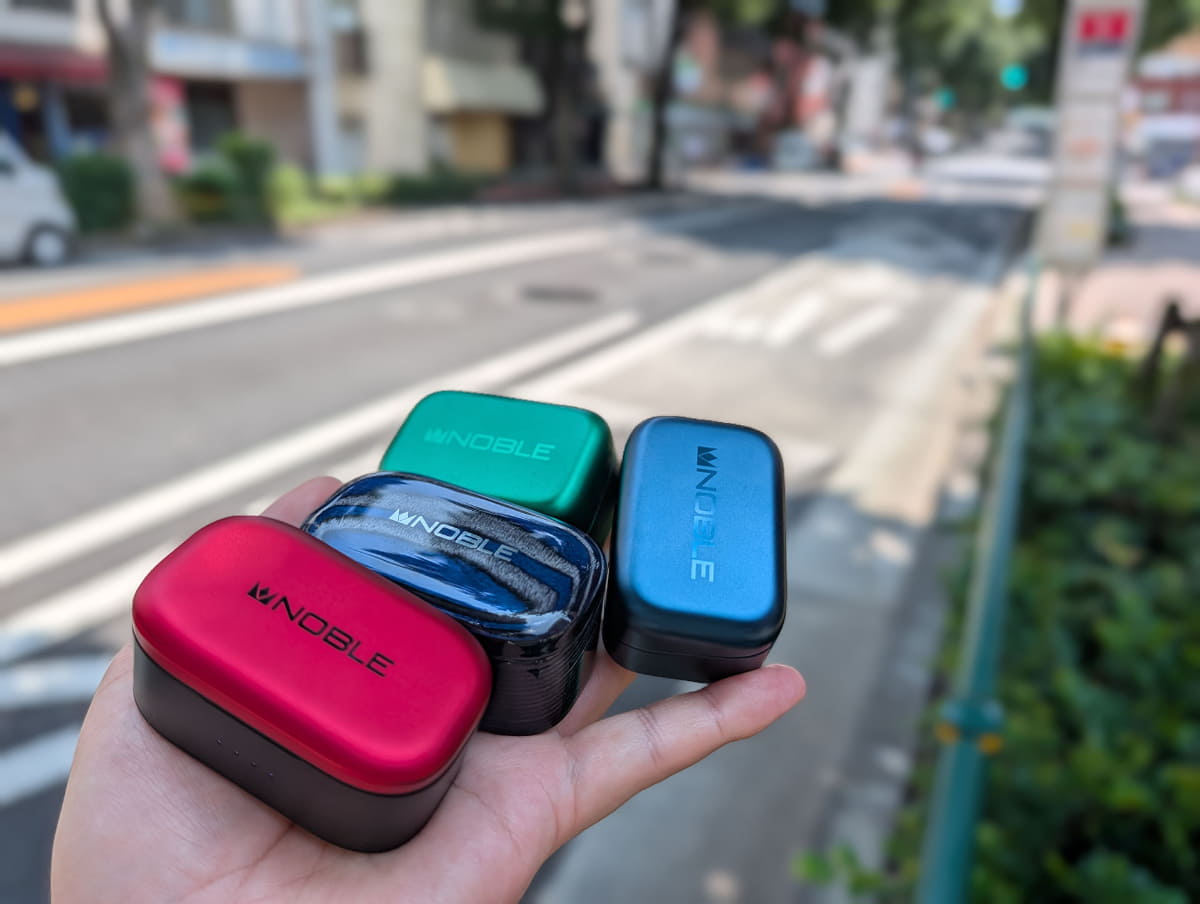 今回の4モデルはいずれもアクティブノイズキャンセリング(ANC)機能を搭載している。屋外の幹線道路沿いで使ってみたが、行き交う自動車の「ガーッ」というロードノイズを大幅に低減し、「スーッ」という小さな高音が残るだけ。ANC能力をとにかく高めたというタイプの製品ではなく、音質に影響が出ない範囲でANCを搭載しているという印象だが、必要十分なANC効果はあると感じる