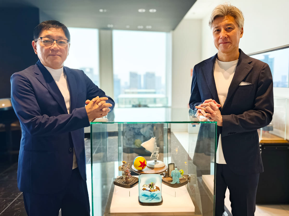 イオンエンターテイメント・代表取締役社長の藤原信幸氏(左)と、ウォルト・ディズニー・ジャパン スタジオ、ゼネラルマネージャーの佐藤英之氏(右)