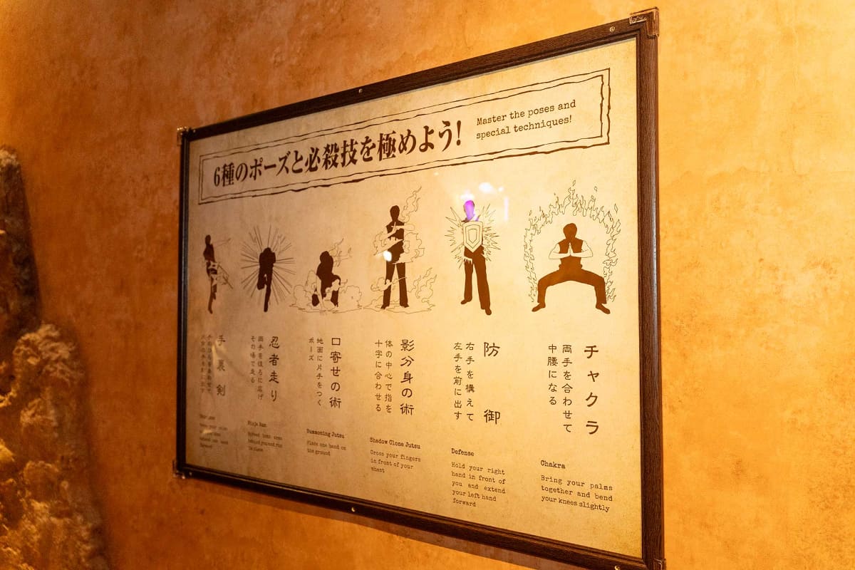 アトラクション受付までの通路エリアには、各ポーズを絵や動画で紹介する