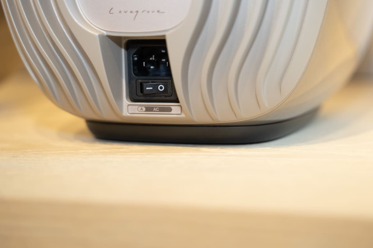 左右スピーカーそれぞれに電源ケーブルの接続が必要