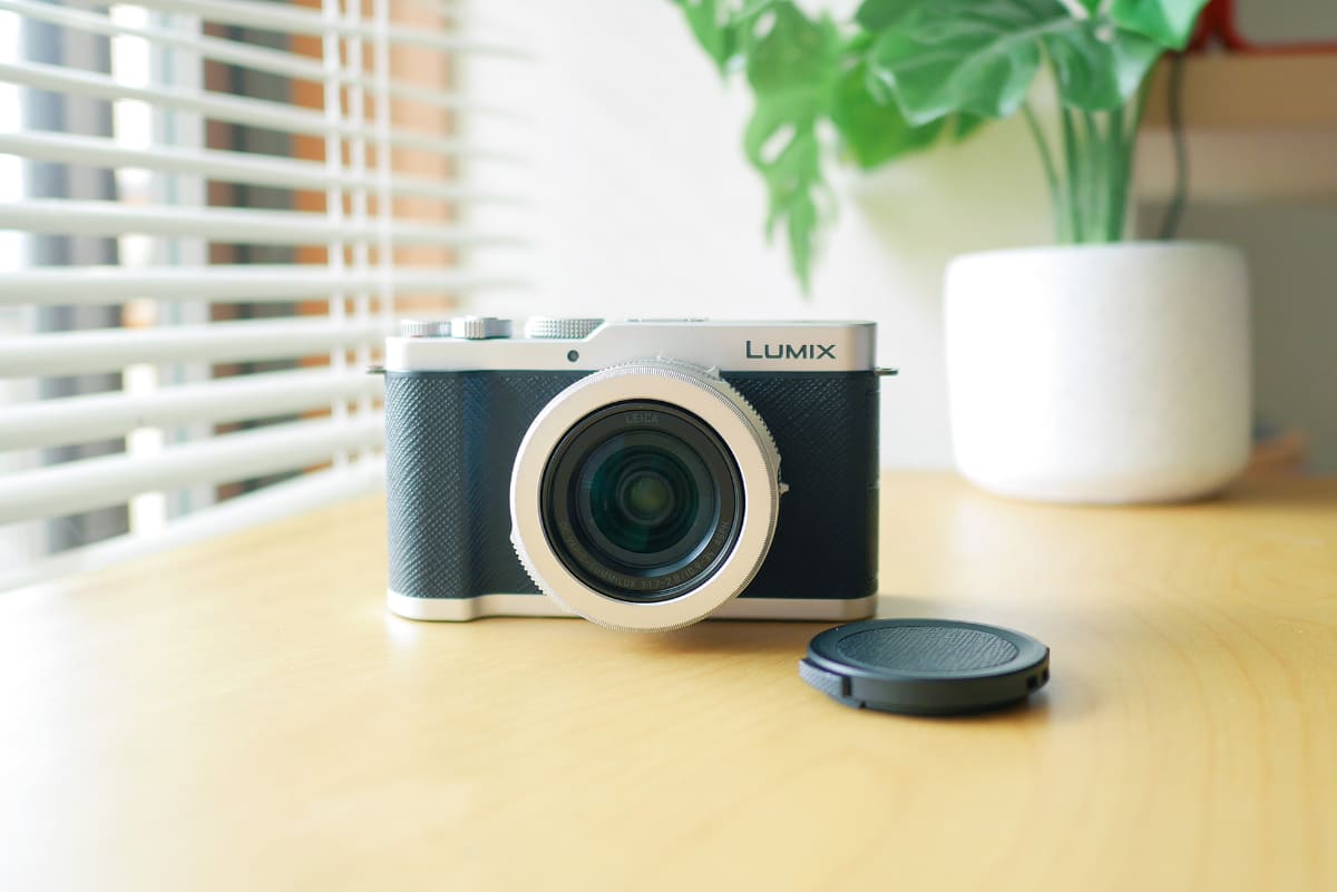 LUMIXらしさを残しつつ、新シリーズとして刷新されたL10。市場想定価格はシルバーとブラックが21万円前後、チタンゴールドが23万8,000円前後