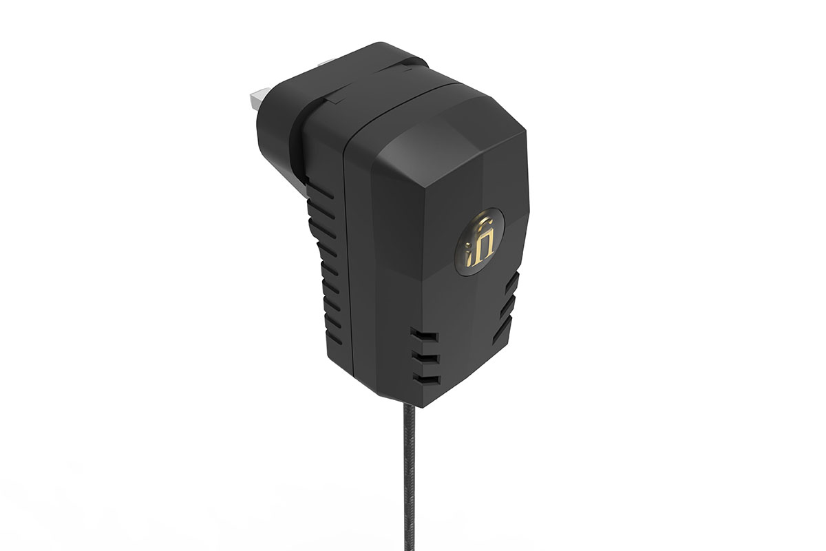 付属のACアダプターは単品発売もされているSilentPowerの「iPower2」だ
