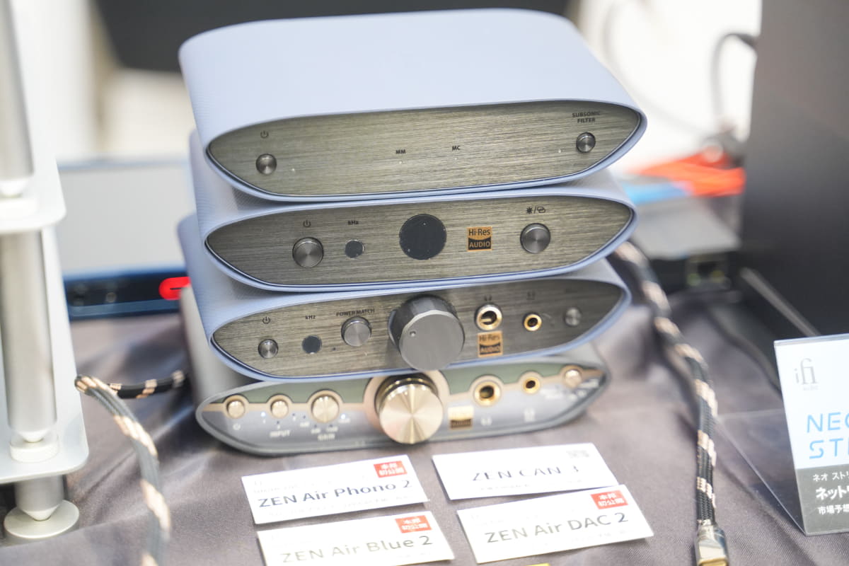 最新のZENシリーズ、一番上から「ZEN Air Phono 2」、「ZEN Air Blue 2」、「ZEN Air DAC 2」。コンパクトかつ曲面を活かしたユニークなデザインが特長
