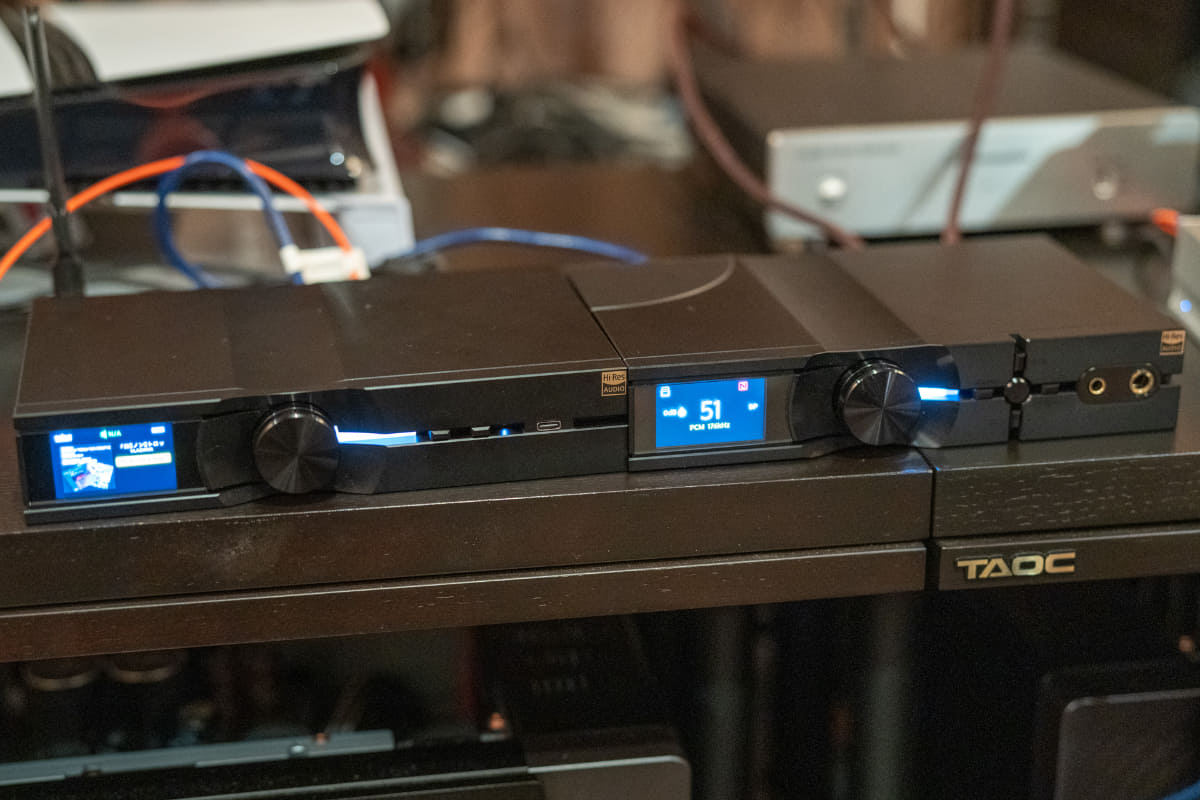 左からネットワークプレーヤー/ストリーマー「NEO Stream 3」、D/Aコンバーター「NEO iDSD 3」。外観的にはほぼ同じように見える