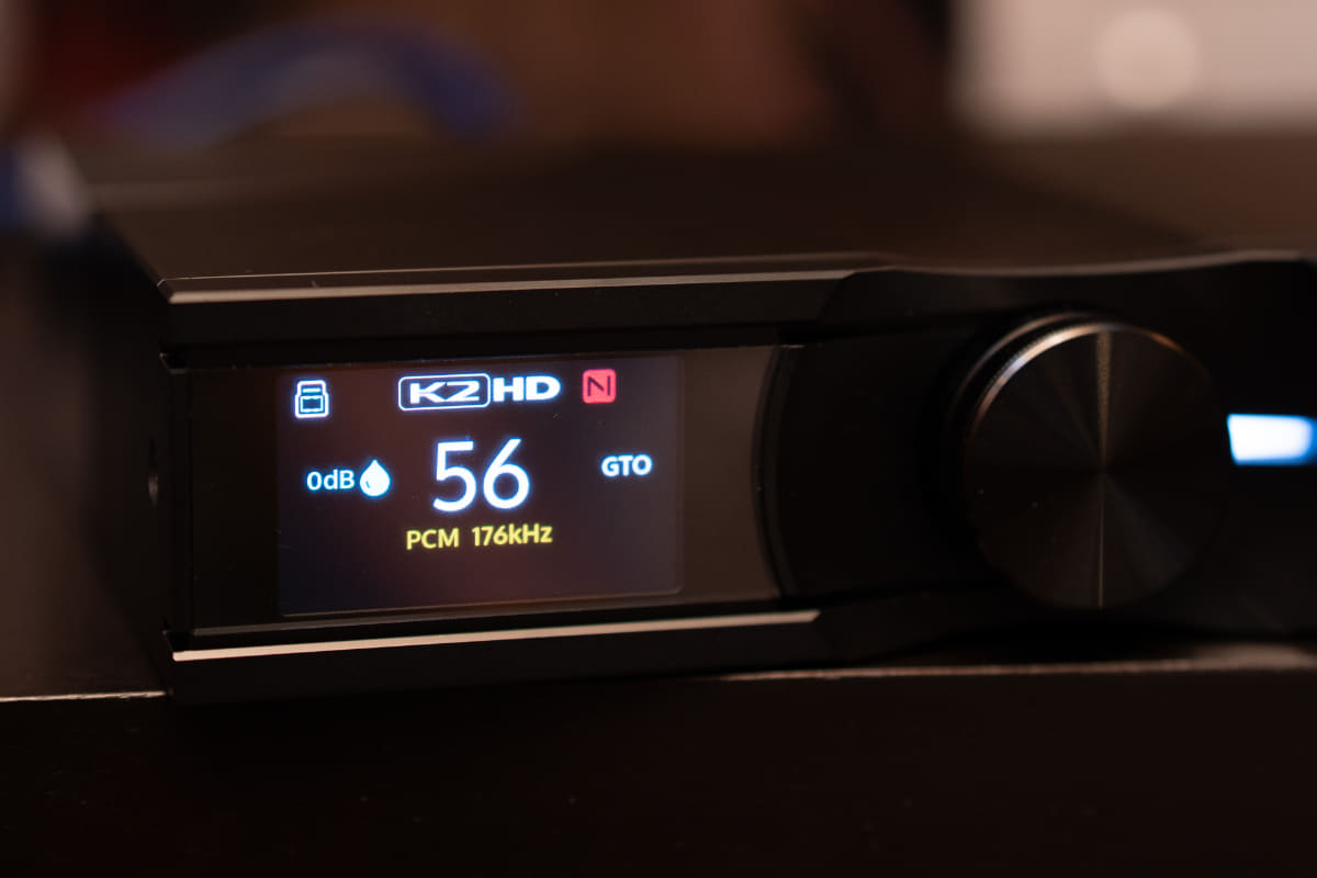 NEO Stream 3のディスプレイに表示されている「K2HD」ロゴに注目
