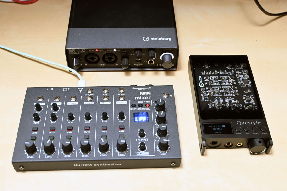 写真上から時計回りに、ヤマハのオーディオインターフェイス「UR22C」、QuestyleのUSB DAC「Sigma Pro」、KORGのユーロラック対応小型ミキサー「NTS-4」