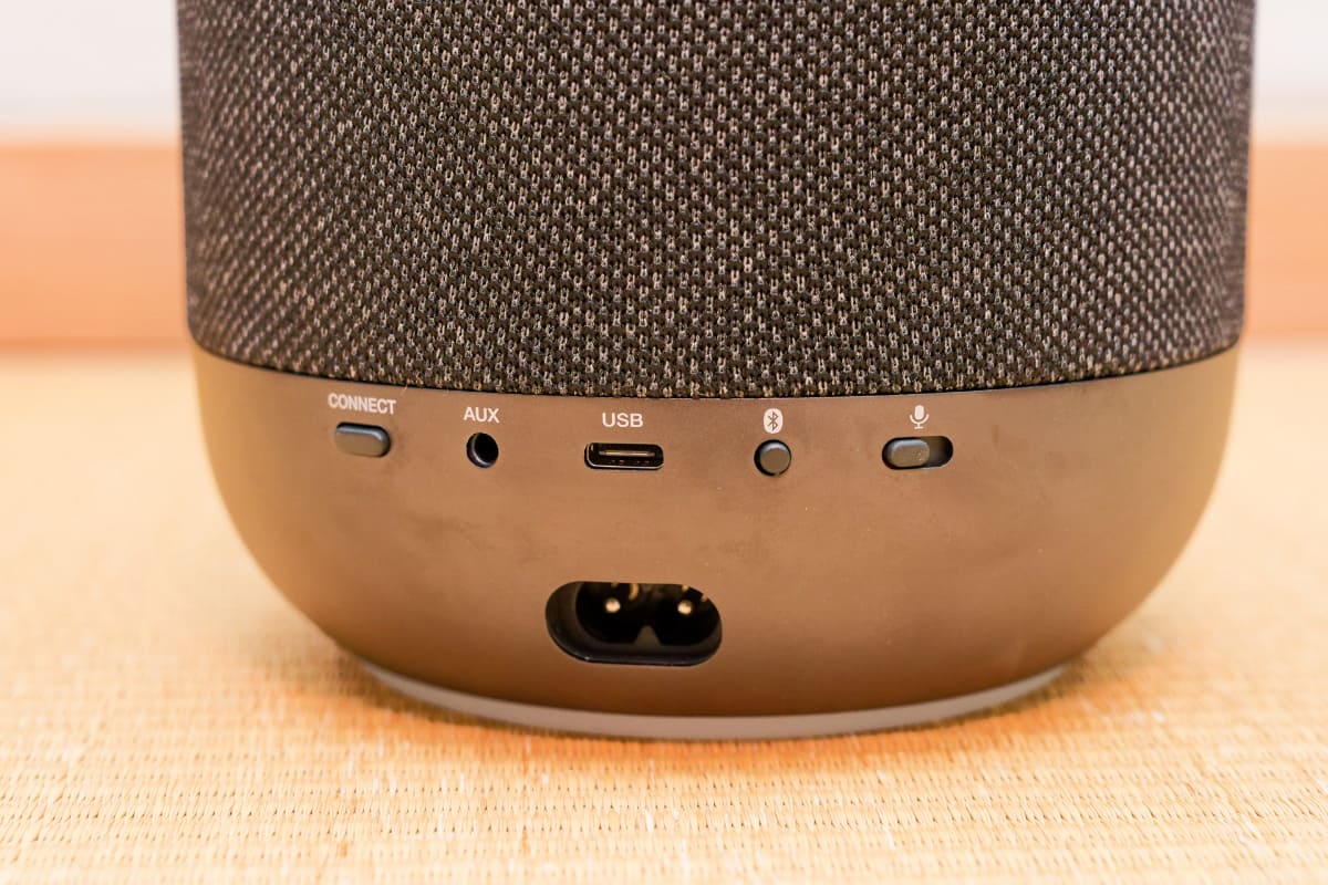 AUX端子は本体背面に。Bluetooth機能のないテレビ・オーディオ機器との接続にも便利です