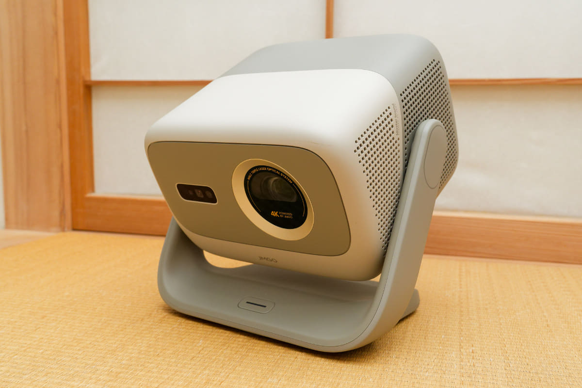 一体型スタンドで下方向や真上にも向けられます