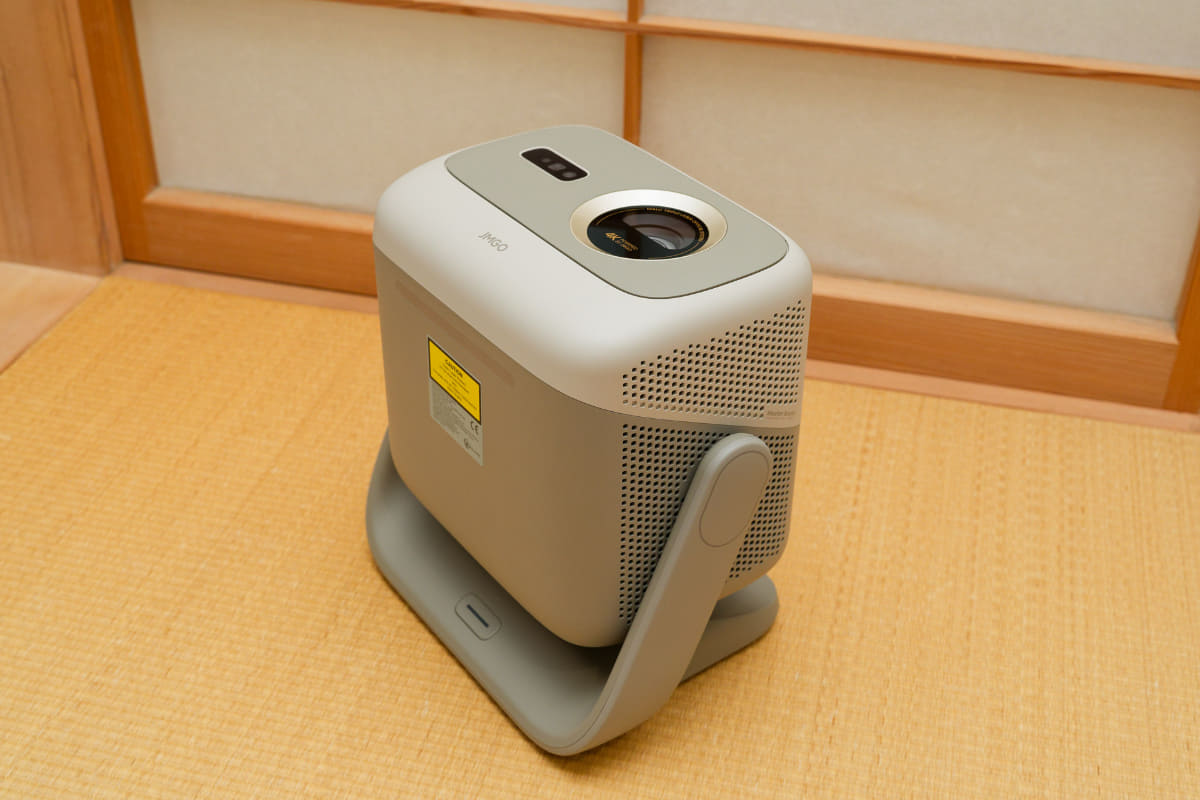 一体型スタンドで下方向や真上にも向けられます