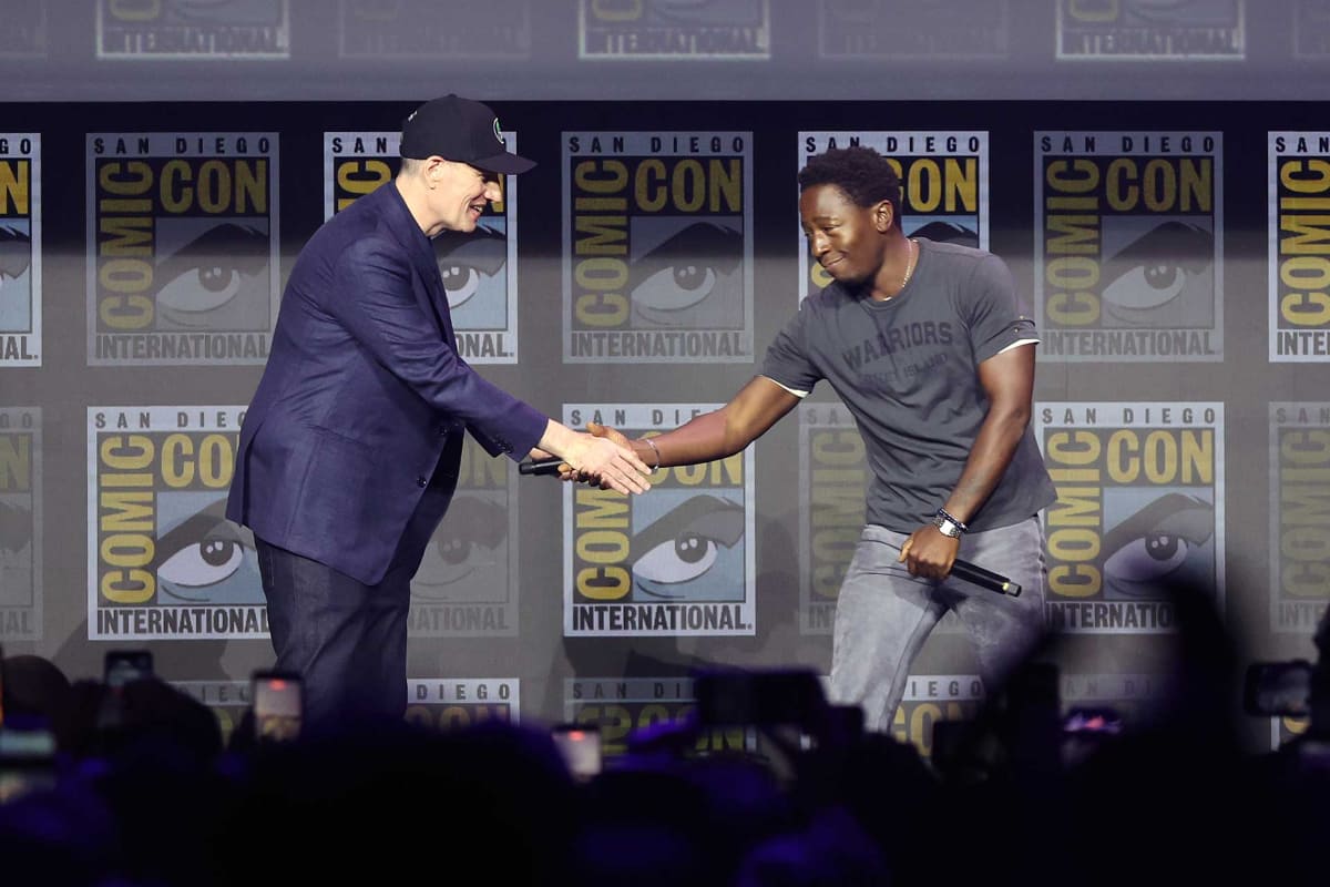 ケヴィン・ファイギ(左)と握手を交わしたデヴィッド・ジョンソン<br><span class="fnt-70">(C)2026 MARVEL</span>