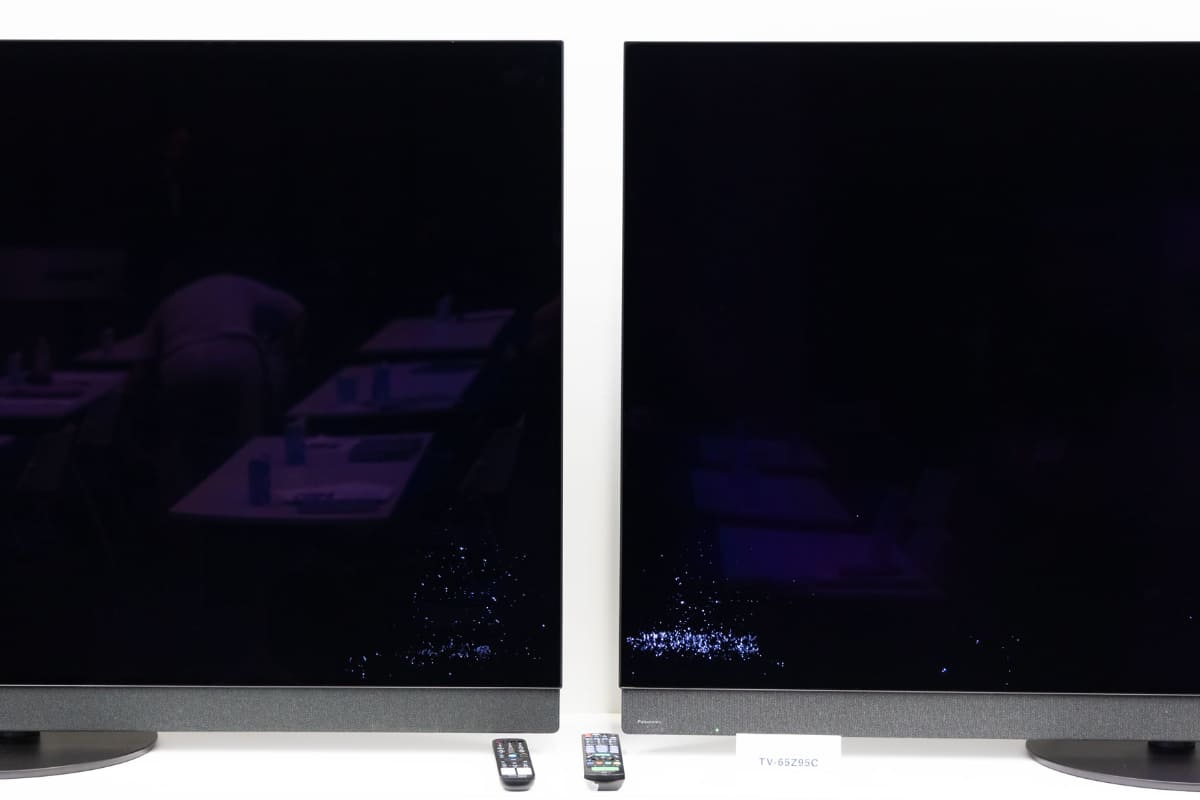 映り込みの比較写真。写真右の有機ELテレビが、LGディスプレイの2026年パネルを採用するパナソニック「Z95C」。左の2025年モデルと比較して、白いテーブルや人物の映り込みが非常に抑えられているのが分かる