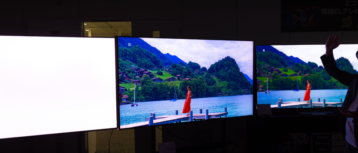 写真左は、表面の液晶セルが取り外されて拡散シートが剝き出しになった状態のもの。カラーディミングの許容範囲を超えた場合、バックライトは白色発光に切り替わる