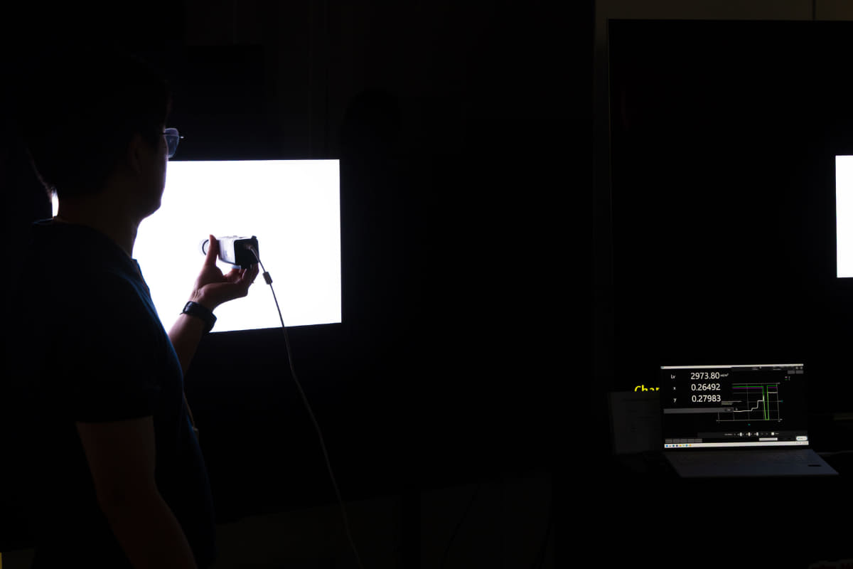液晶テレビで10%ウィンドウを測定している様子。測定器での明るさは、2973.80cd/m<span class="em sup">2</span>