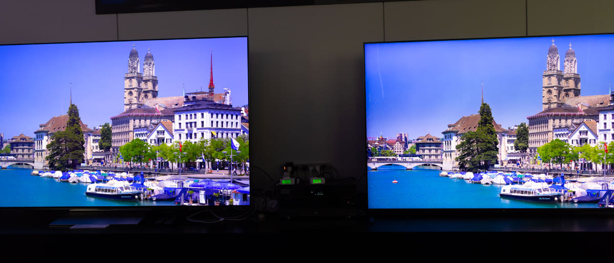 写真左は有機EL、右は量子ドット×ミニLED液晶テレビ