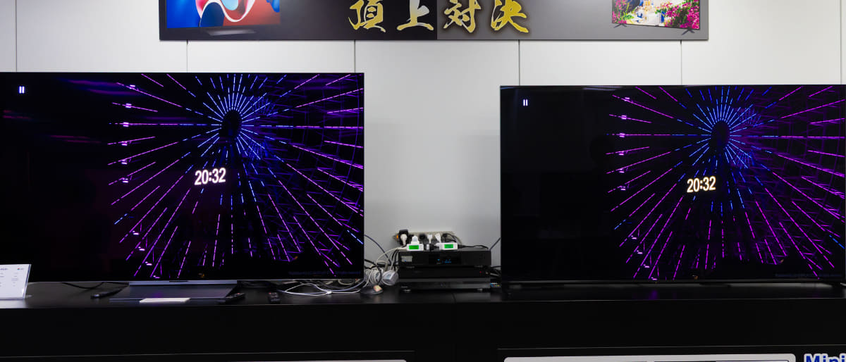 写真左は有機EL、右は量子ドット×ミニLED液晶テレビ