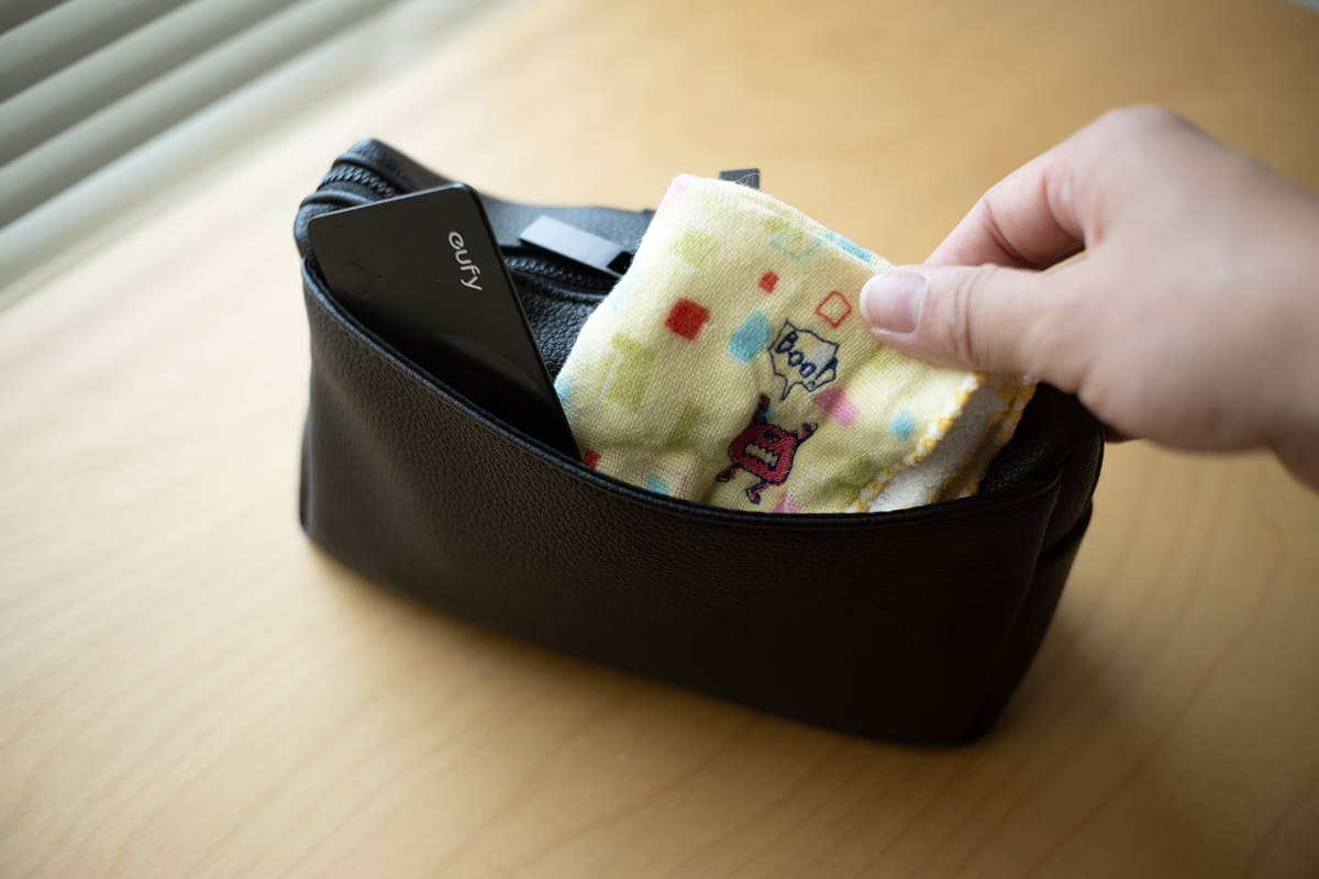 外側にはトラッキングカードと、キッズ用の小さいハンカチを