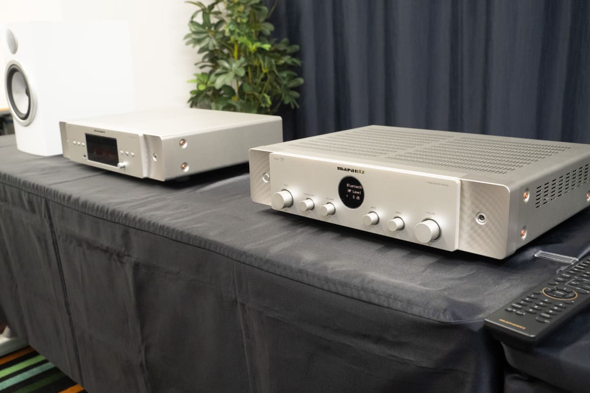 左からCDプレーヤー「CD 70」、プリメインアンプ「MODEL 70」