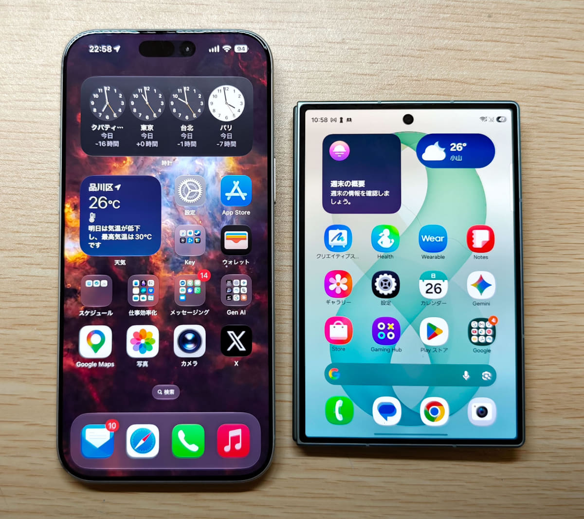 Fold8を閉じた状態で、iPhone 17 Pro Max(右)と比較。かなり縦が短くコンパクト