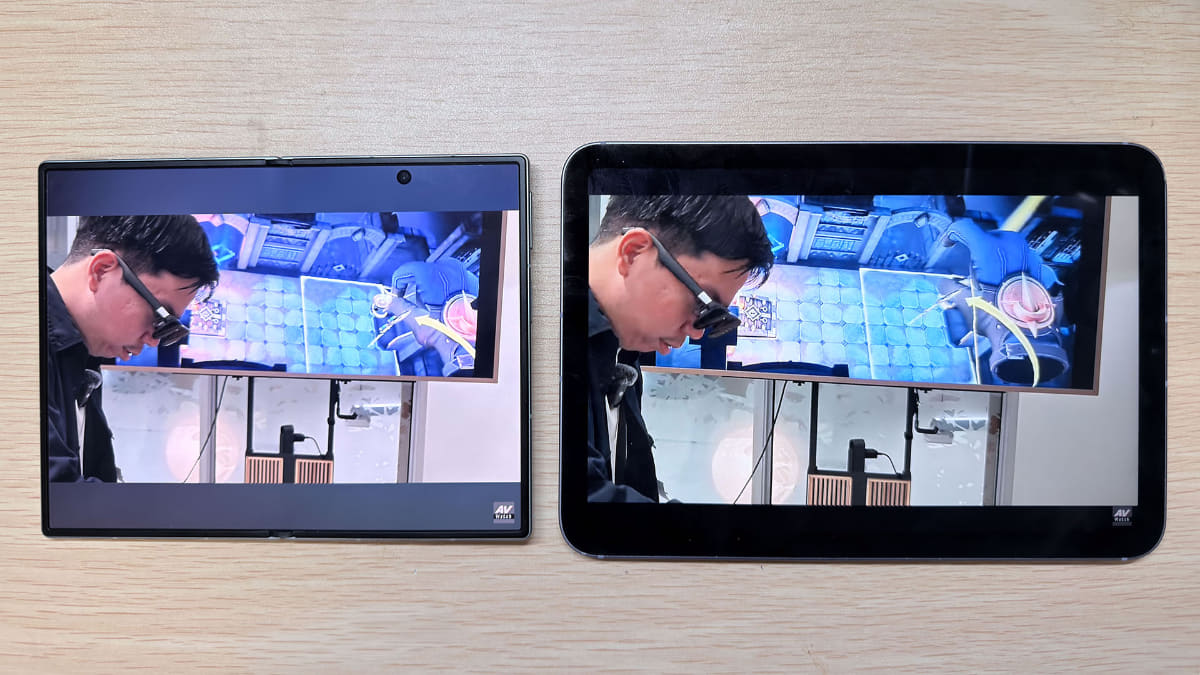 Fold8(左)とiPad mini(右)に、16:9のYouTube動画を表示