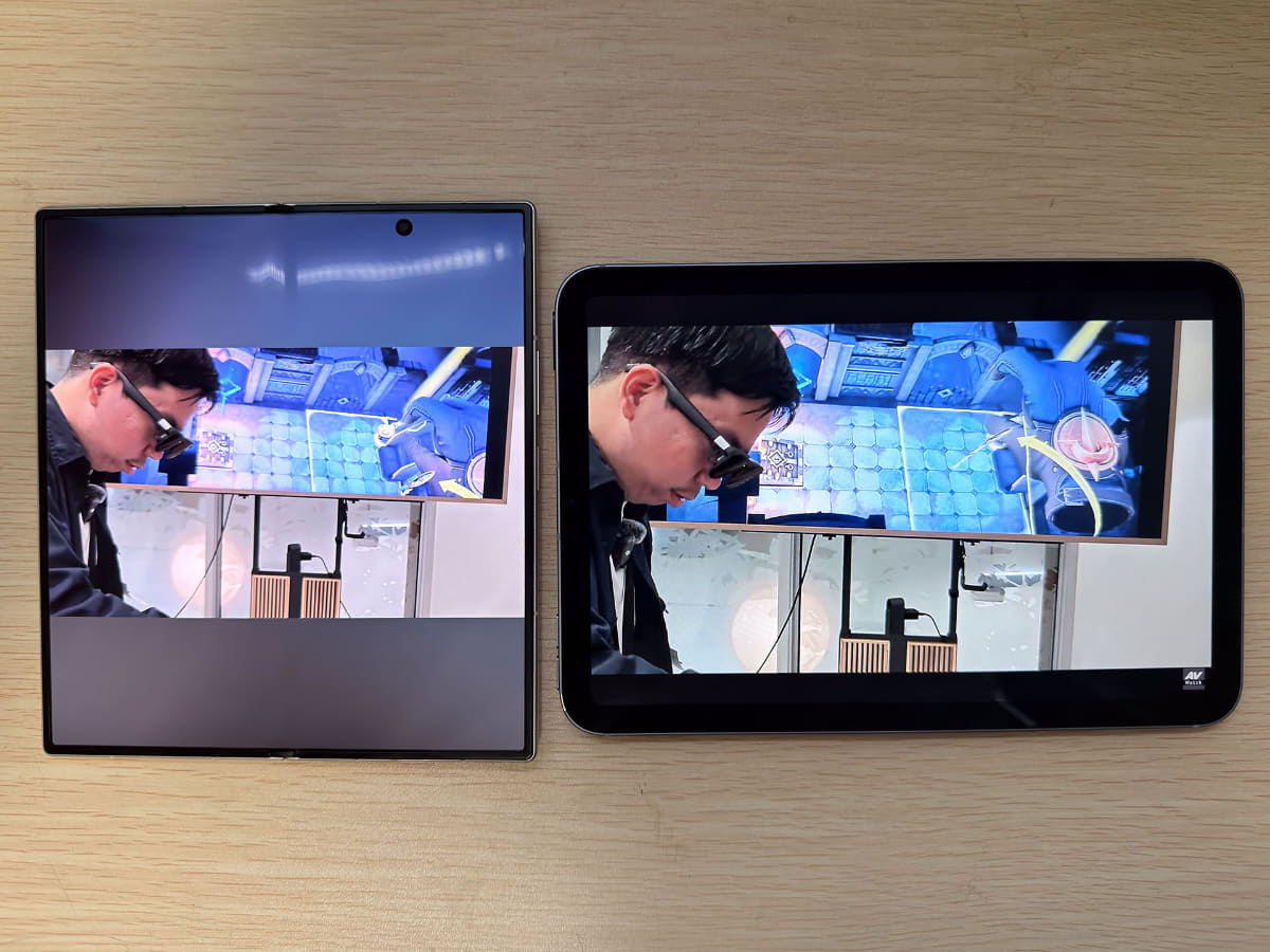 Fold8 Ultra(左)とiPad mini(右)に、16:9のYouTube動画を表示