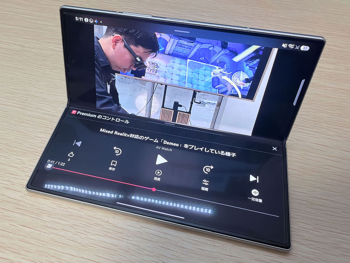 Fold8 Ultraで「フレックスモード」を使った様子。折り畳んで机の上に置けるので便利