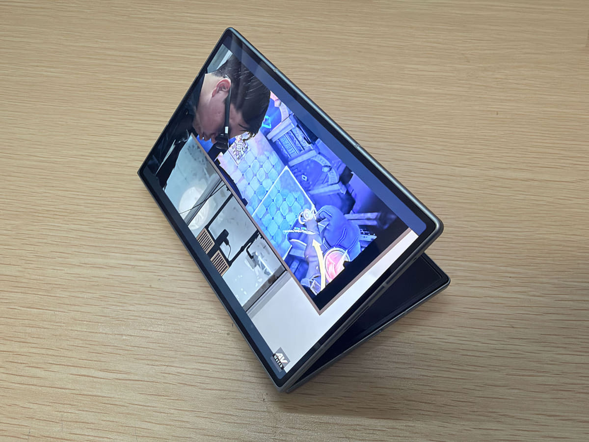 Fold8は表側を見る感じに折ると、机の上に置いて動画の視聴がしやすい