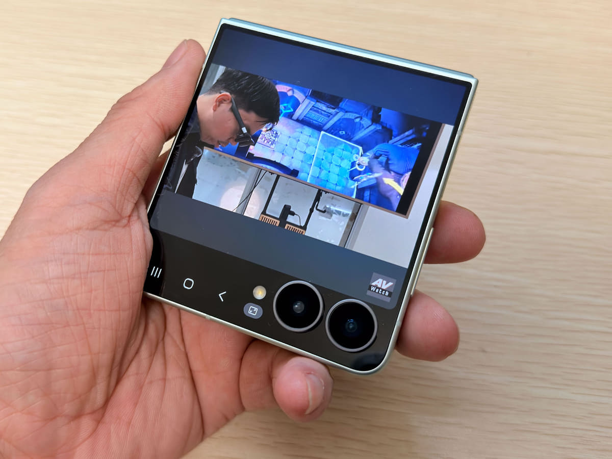Flip8では閉じたままコンパクトにして動画を見られるというメリットも