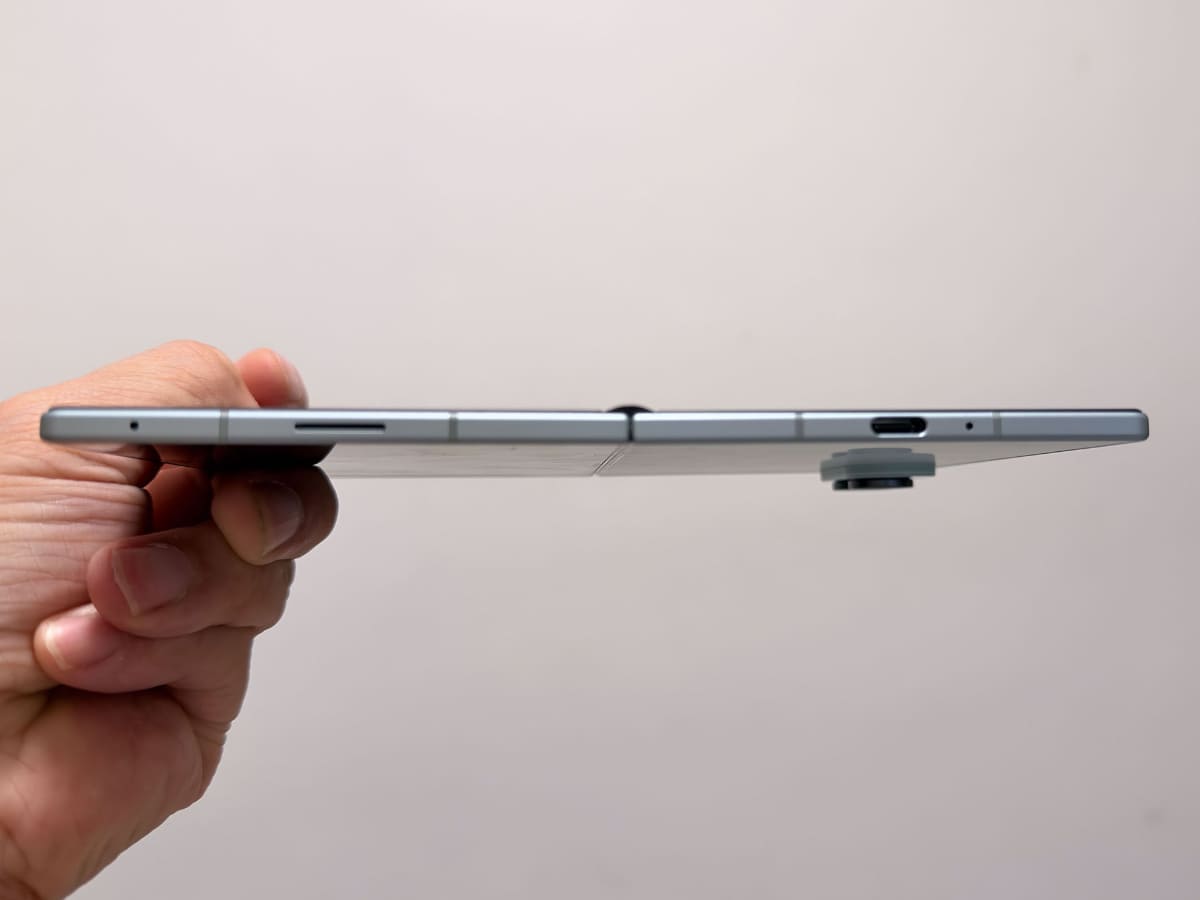 Fold8を開いたところ。とても薄くて軽いが、構造上スピーカーは左側の上下に来てしまう