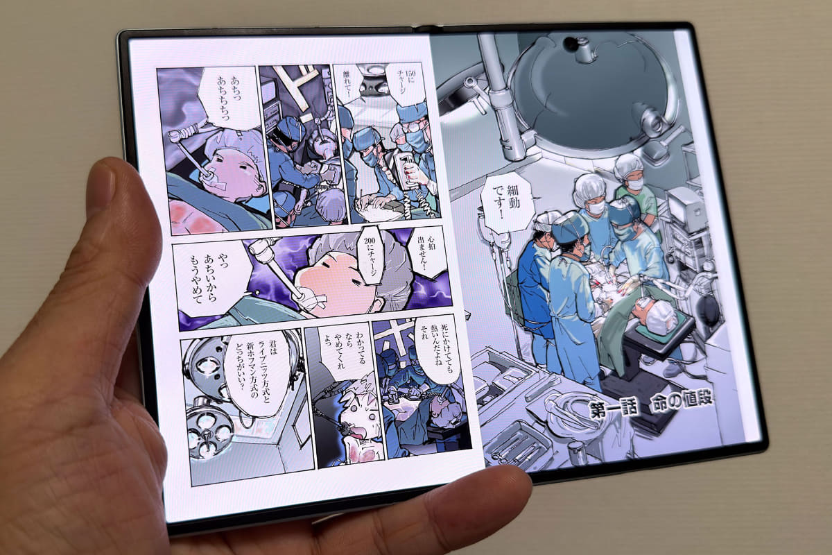 Fold8を持ったところ。軽量だが、見えている範囲はiPad miniに比べそこまで小さくない