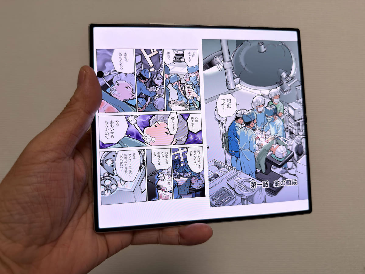 Fold8 Ultraを持ったところ。90度回転して見開きにしている。こちらだとiPad miniにサイズがより近くなる