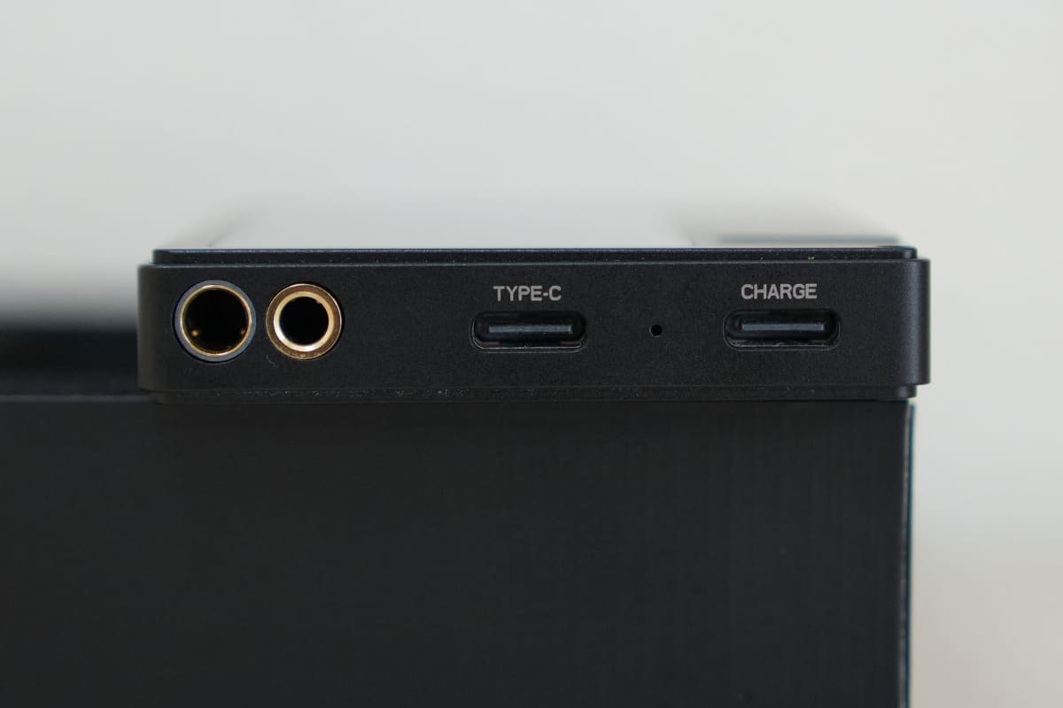 入力はUSB-Cポート。出力は3.5mm/4.4mmの両対応