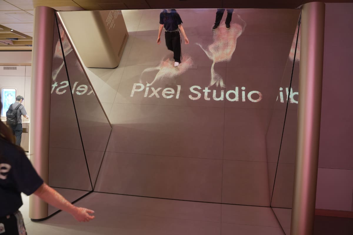 Pixel Studio(2階の名称)に来た記念撮影ポイントも。来場者を知覚し、その足元から砂が流れて、Pixel Studioのロゴが生まれるというエフェクトと共に、自撮りができる