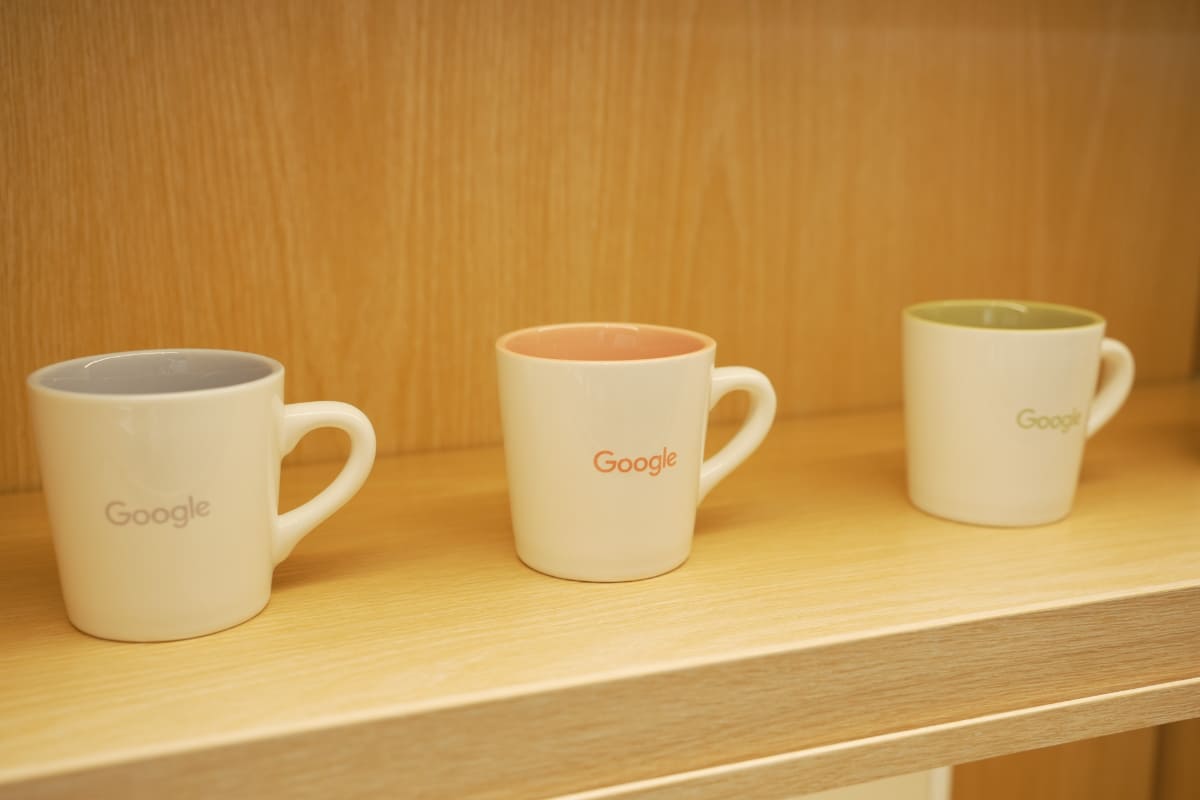小皿や箸、マグカップや水筒など、Googleグッズも販売される