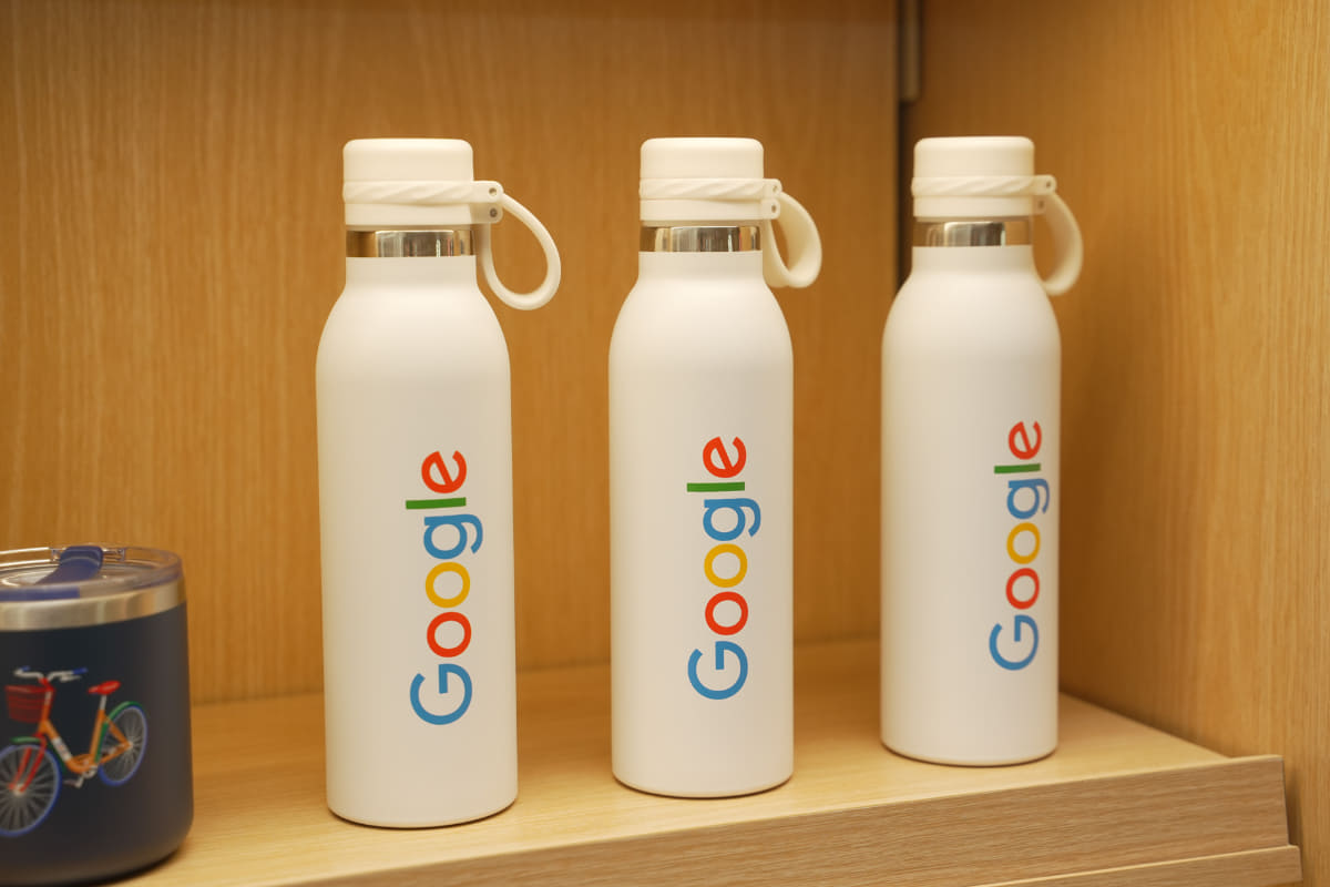 小皿や箸、マグカップや水筒など、Googleグッズも販売される