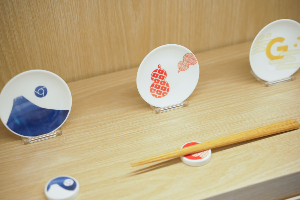 小皿や箸、マグカップや水筒など、Googleグッズも販売される